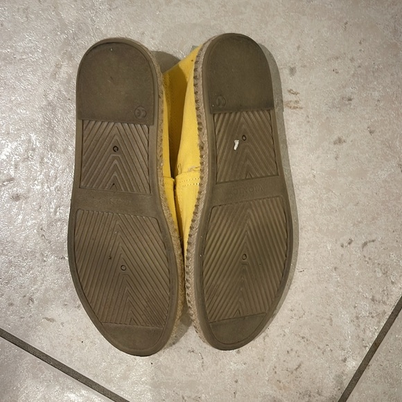 Vionic Beach yellow shoes. Size 9. Rope at base. Worn a few times - Picture 2 of 3